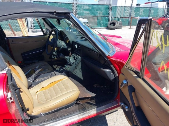 1989 Alfa Romeo Spider Graduate with VIN ZARBA5641K1063527, listed as a IAAI auction lot 41884427 with 107,243 mi miles. Bid and sale history available at carsss.com. Image 5.