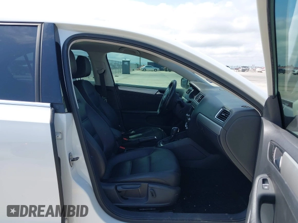 2014 Volkswagen Jetta SE with VIN 3VWD07AJ2EM444256, listed as a IAAI auction lot 42383287 with 99,654 mi miles and . Bid and sale history available at DreamBid. Image 5.