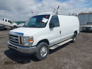 2014 Ford Econoline Cargo Commercial z VIN 1FTNE2EW8EDA43498, wystawiony jako IAAI lot #42222092 z przebiegiem 145 528 mil mil oraz . Historia ofert i sprzedaży dostępna na DreamBid. Obrazek 2.