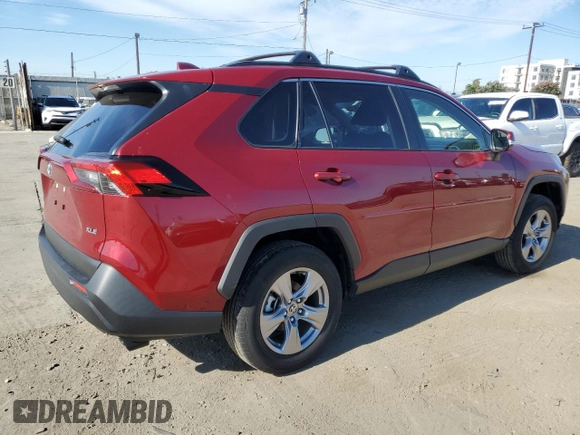 2023 Toyota RAV4 XLE z VIN JTMW1RFV0PD100231, wystawiony jako Copart lot #64131415 z przebiegiem 8 452 mil mil oraz Szkoda całkowita • Salvage title. Historia ofert i sprzedaży dostępna na DreamBid. Obrazek 3.