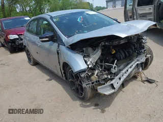 2014 Ford Focus SE z VIN 1FADP3K2XEL194089, wystawiony jako IAAI lot #42227225 z przebiegiem 162 977 mil mil oraz . Historia ofert i sprzedaży dostępna na DreamBid. Obrazek 1.