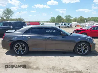 2015 Chrysler 300 S z VIN 2C3CCABGXFH859898, wystawiony jako IAAI lot #42275542 z przebiegiem 164 402 mil mil oraz . Historia ofert i sprzedaży dostępna na DreamBid. Obrazek 13.