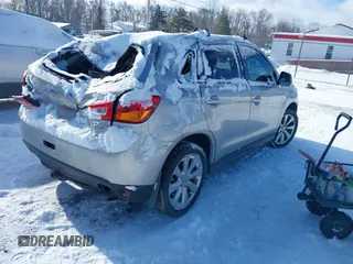 2015 Mitsubishi Outlander ES z VIN 4A4AP3AU0FE040621, wystawiony jako IAAI lot #41364883 z przebiegiem 187 454 mil mil oraz . Historia ofert i sprzedaży dostępna na DreamBid. Obrazek 4.
