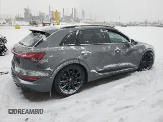 2022 Audi e-tron Prestige z VIN WA1VAAGE5NB039506, wystawiony jako Copart lot #83216424 z przebiegiem Nie podano mil oraz Szkoda całkowita • Salvage title. Historia ofert i sprzedaży dostępna na DreamBid. Obrazek 3.