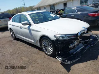 2021 BMW 5 Series 530i z VIN WBA53BH01MWW96851, wystawiony jako IAAI lot #41997994 z przebiegiem 85 608 mil mil oraz . Historia ofert i sprzedaży dostępna na DreamBid. Obrazek 1.