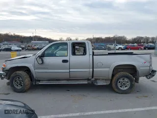 2004 GMC Sierra 2500HD SLT with VIN 1GTHK29U24E319326, listed as a IAAI auction lot 41083140 with 206,091 mi miles. Bid and sale history available at carsss.com. Image 14.