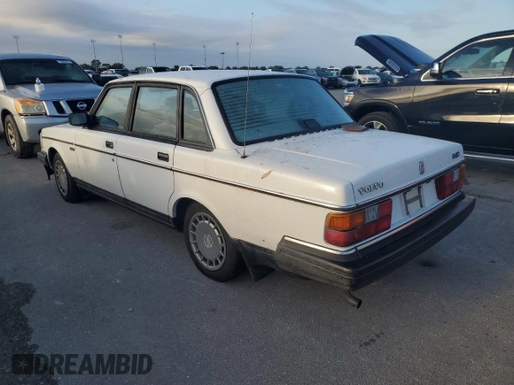 1991 Volvo 240 z VIN YV1AA8844M1441146, wystawiony jako Copart lot #75018744 z przebiegiem 159 330 mil mil oraz Nie do naprawy • Non repairable. Historia ofert i sprzedaży dostępna na DreamBid. Obrazek 2.