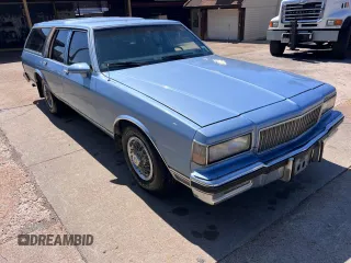 1988 Chevrolet Caprice z VIN 1G1BN81Y8JR214558, wystawiony jako Copart lot #59442205 z przebiegiem 89 217 mil mil oraz Czysty tytuł • Clean title. Historia ofert i sprzedaży dostępna na DreamBid. Obrazek 1.