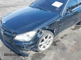 2013 Mercedes-Benz C 250 z VIN WDDGJ4HB1DF990996, wystawiony jako IAAI lot #42364935 z przebiegiem 108 916 mil mil oraz . Historia ofert i sprzedaży dostępna na DreamBid. Obrazek 6.