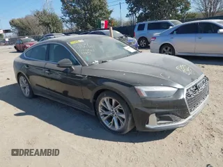 2023 Audi A5 Sportback Premium Plus z VIN WAUCBCF5XPA036226, wystawiony jako IAAI lot #38559417 z przebiegiem 13 141 mil mil oraz . Historia ofert i sprzedaży dostępna na DreamBid. Obrazek 1.