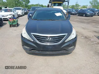 2013 Hyundai Sonata GLS z VIN 5NPEB4AC3DH590686, wystawiony jako IAAI lot #42361510 z przebiegiem 121 719 mil mil oraz . Historia ofert i sprzedaży dostępna na DreamBid. Obrazek 6.