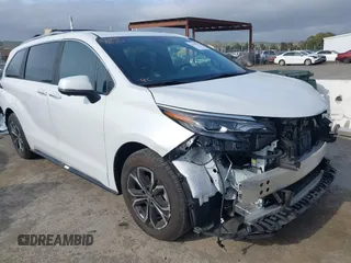 2025 Toyota Sienna Platinum z VIN 5TDESKFC0SS168394, wystawiony jako IAAI lot #42110535 z przebiegiem 7 905 mil mil oraz . Historia ofert i sprzedaży dostępna na DreamBid. Obrazek 1.
