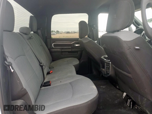 2024 Ram 2500 Big Horn z VIN 3C6UR5DL5RG233994, wystawiony jako Copart lot #59522945 z przebiegiem 21 239 mil mil oraz Szkoda całkowita • Salvage title. Historia ofert i sprzedaży dostępna na DreamBid. Obrazek 10.