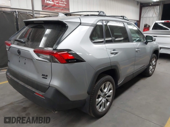 2025 Toyota RAV4 XLE Premium z VIN 2T3A1RFV9SW522259, wystawiony jako IAAI lot #42101238 z przebiegiem 1 479 mil mil oraz . Historia ofert i sprzedaży dostępna na DreamBid. Obrazek 4.