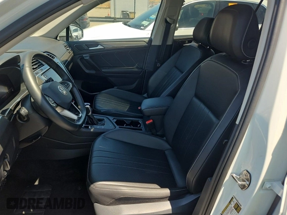 2024 Volkswagen Tiguan SE z VIN 3VV3B7AX3RM105123, wystawiony jako IAAI lot #42796460 z przebiegiem 36 543 mil mil oraz . Historia ofert i sprzedaży dostępna na DreamBid. Obrazek 31.