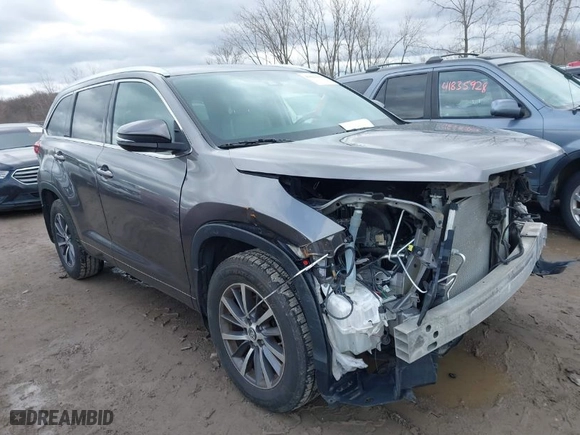2018 Toyota Highlander SE with VIN 5TDJZRFH1JS871340, listed as a IAAI auction lot 41822102 with 60,020 mi miles. Bid and sale history available at carsss.com. Image 1.