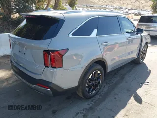 2025 Kia Sorento S z VIN 5XYRL4JC4SG324838, wystawiony jako IAAI lot #42328103 z przebiegiem 9 253 mil mil oraz . Historia ofert i sprzedaży dostępna na DreamBid. Obrazek 4.