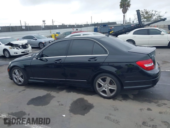 2011 Mercedes-Benz C 300 Sport z VIN WDDGF5EB1BA472313, wystawiony jako IAAI lot #42393658 z przebiegiem 161 373 mil mil oraz . Historia ofert i sprzedaży dostępna na DreamBid. Obrazek 14.