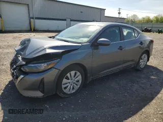 2025 Nissan Sentra S z VIN 3N1AB8BV2SY219401, wystawiony jako Copart lot #57222685 z przebiegiem 2 714 mil mil oraz Szkoda całkowita • Salvage title. Historia ofert i sprzedaży dostępna na DreamBid. Obrazek 1.