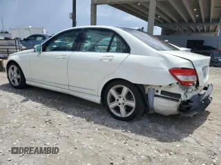 2011 Mercedes-Benz C 300 Sport z VIN WDDGF5EB8BA522981, wystawiony jako Copart lot #62497165 z przebiegiem 108 446 mil mil oraz Szkoda całkowita • Salvage title. Historia ofert i sprzedaży dostępna na DreamBid. Obrazek 2.