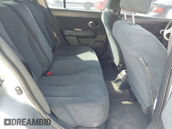 2010 Nissan Versa S z VIN 3N1BC1CP0AL358270, wystawiony jako IAAI lot #42203337 z przebiegiem 157 736 mil mil oraz . Historia ofert i sprzedaży dostępna na DreamBid. Obrazek 8.