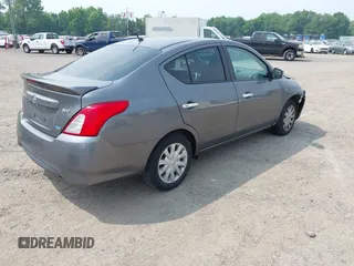 2016 Nissan Versa S z VIN 3N1CN7AP9GL829345, wystawiony jako IAAI lot #42441630 z przebiegiem 147 607 mil mil oraz . Historia ofert i sprzedaży dostępna na DreamBid. Obrazek 4.