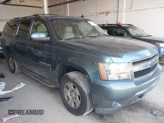 2008 Chevrolet Suburban LTZ z VIN 3GNFK163X8G201124, wystawiony jako IAAI lot #42373442 z przebiegiem 218 847 mil mil oraz . Historia ofert i sprzedaży dostępna na DreamBid. Obrazek 1.