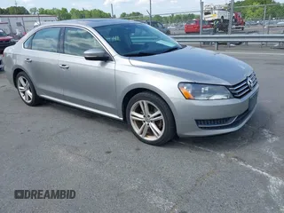 2014 Volkswagen Passat SE z VIN 1VWBT7A31EC080395, wystawiony jako IAAI lot #42112603 z przebiegiem 121 226 mil mil oraz . Historia ofert i sprzedaży dostępna na DreamBid. Obrazek 1.