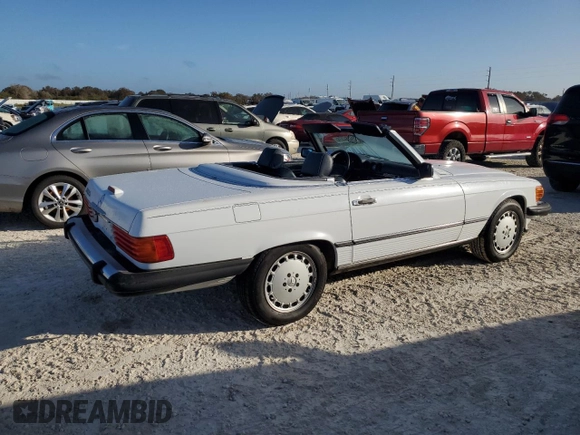 1989 Mercedes-Benz 560 SL с VIN WDBBA48D4KA104474, выставлен на аукционе Copart как лот 76584374 с пробегом 118 252 миль миль и Списание • Salvage title. История ставок и продаж доступна на DreamBid. Изображение 3.