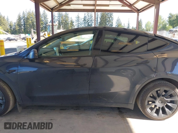 2024 Tesla Model Y Long Range z VIN 7SAYGAEE8RF088791, wystawiony jako IAAI lot #42185399 z przebiegiem 15 339 mil mil oraz . Historia ofert i sprzedaży dostępna na DreamBid. Obrazek 14.