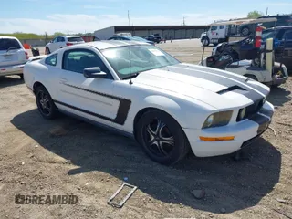 2008 Ford Mustang Deluxe with VIN 1ZVHT80NX85158801, listed as a IAAI auction lot 42015572 with 184,920 mi miles. Bid and sale history available at carsss.com. Image 1.