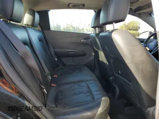 2012 Chevrolet Sonic LTZ z VIN 1G1JE6SH2C4126197, wystawiony jako Copart lot #85541214 z przebiegiem Nie podano mil oraz Szkoda całkowita • Salvage title. Historia ofert i sprzedaży dostępna na DreamBid. Obrazek 10.