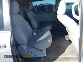 2012 Toyota Sienna XLE AAS z VIN 5TDYK3DC7CS277944, wystawiony jako IAAI lot #41311855 z przebiegiem 224 239 mil mil oraz . Historia ofert i sprzedaży dostępna na DreamBid. Obrazek 8.