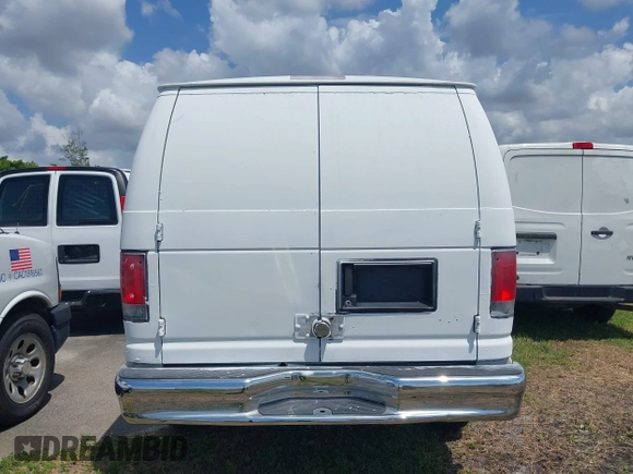 2013 Ford Econoline Cargo Commercial z VIN 1FTNE2EW8DDB01110, wystawiony jako IAAI lot #42290270 z przebiegiem 241 988 mil mil oraz . Historia ofert i sprzedaży dostępna na DreamBid. Obrazek 16.