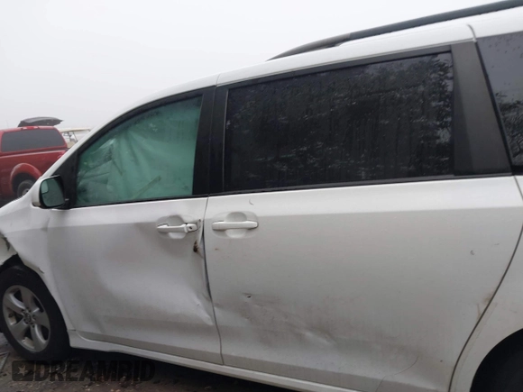 2018 Toyota Sienna LE Auto Access Seat with VIN 5TDKZ3DC6JS928592, listed as a IAAI auction lot 41421831 with 112,390 mi miles. Bid and sale history available at carsss.com. Image 14.