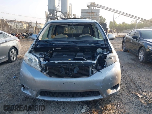 2014 Toyota Sienna LE AAS z VIN 5TDKK3DC8ES433739, wystawiony jako IAAI lot #42680907 z przebiegiem 188 589 mil mil oraz . Historia ofert i sprzedaży dostępna na DreamBid. Obrazek 12.