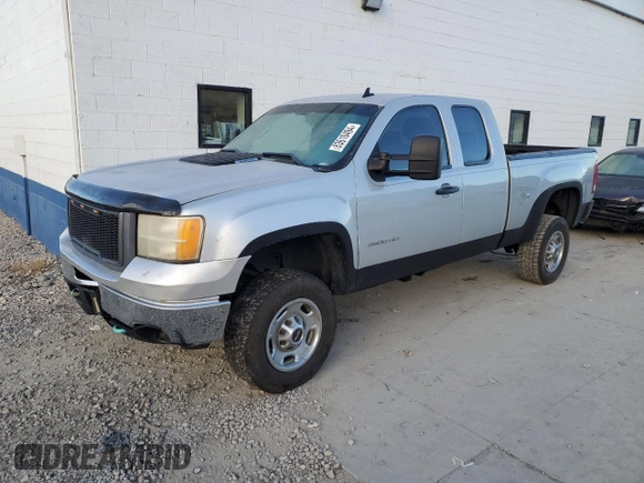 2011 GMC Sierra 2500HD Work Truck z VIN 1GT22ZCG1BZ362840, wystawiony jako Copart lot #83610494 z przebiegiem 226 482 mil mil oraz Szkoda całkowita • Salvage title. Historia ofert i sprzedaży dostępna na DreamBid. Obrazek 1.