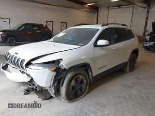 2018 Jeep Cherokee Latitude z VIN 1C4PJMCB3JD561285, wystawiony jako IAAI lot #42123569 z przebiegiem 151 886 mil mil oraz . Historia ofert i sprzedaży dostępna na DreamBid. Obrazek 2.