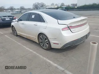 2017 Lincoln MKZ Reserve z VIN 3LN6L5EC2HR613827, wystawiony jako IAAI lot #41800613 z przebiegiem 199 097 mil mil oraz . Historia ofert i sprzedaży dostępna na DreamBid. Obrazek 3.