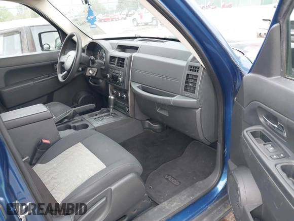 2010 Jeep Liberty Sport z VIN 1J4PN2GK4AW180109, wystawiony jako IAAI lot #42155603 z przebiegiem 158 514 mil mil oraz . Historia ofert i sprzedaży dostępna na DreamBid. Obrazek 5.