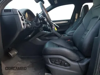 2023 Porsche Cayenne S z VIN WP1AB2AY8PDA15250, wystawiony jako Copart lot #53064315 z przebiegiem 29 655 mil mil oraz Szkoda całkowita • Salvage title. Historia ofert i sprzedaży dostępna na DreamBid. Obrazek 7.