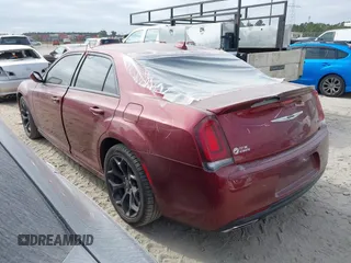 2020 Chrysler 300 S z VIN 2C3CCABT0LH233849, wystawiony jako IAAI lot #40689077 z przebiegiem 77 405 mil mil oraz . Historia ofert i sprzedaży dostępna na DreamBid. Obrazek 3.