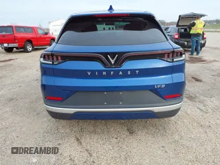 2024 VinFast VF 8 Eco z VIN RLLV1AEB9RH006595, wystawiony jako IAAI lot #40840369 z przebiegiem 2334 mil mil oraz . Historia ofert i sprzedaży dostępna na DreamBid. Obrazek 17.