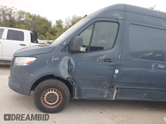 2019 Mercedes-Benz Sprinter Cargo z VIN WD4PF1CD9KP127024, wystawiony jako IAAI lot #40745606 z przebiegiem 127 630 mil mil oraz . Historia ofert i sprzedaży dostępna na DreamBid. Obrazek 6.