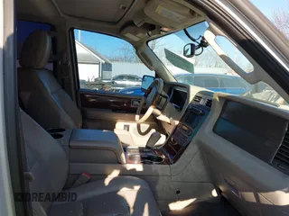 2013 Lincoln Navigator z VIN 5LMJJ2H57DEL08622, wystawiony jako IAAI lot #41759357 z przebiegiem 157 131 mil mil oraz . Historia ofert i sprzedaży dostępna na DreamBid. Obrazek 5.