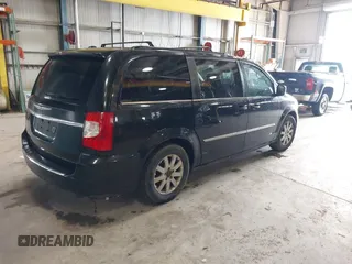 2011 Chrysler Town & Country Touring L z VIN 2A4RR8DG5BR746207, wystawiony jako IAAI lot #42375129 z przebiegiem 226 660 mil mil oraz . Historia ofert i sprzedaży dostępna na DreamBid. Obrazek 4.