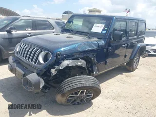 2025 Jeep Wrangler Sahara z VIN 1C4PJXEN9SW529245, wystawiony jako IAAI lot #42446327 z przebiegiem 8 058 mil mil oraz . Historia ofert i sprzedaży dostępna na DreamBid. Obrazek 2.