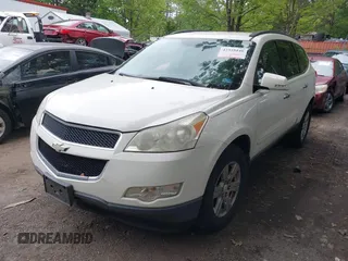 2011 Chevrolet Traverse 1LT z VIN 1GNKRGED3BJ128529, wystawiony jako IAAI lot #42355440 z przebiegiem 166 008 mil mil oraz . Historia ofert i sprzedaży dostępna na DreamBid. Obrazek 2.