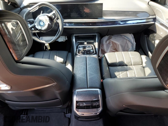 2023 BMW i7 xDrive60 z VIN WBY53EJ03PCM80194, wystawiony jako Copart lot #44192494 z przebiegiem Nie podano mil oraz . Historia ofert i sprzedaży dostępna na DreamBid. Obrazek 8.