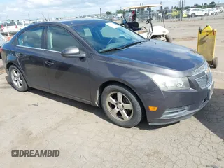 2014 Chevrolet Cruze 1LT z VIN 1G1PC5SB4E7103575, wystawiony jako IAAI lot #42260810 z przebiegiem 163 515 mil mil oraz . Historia ofert i sprzedaży dostępna na DreamBid. Obrazek 1.
